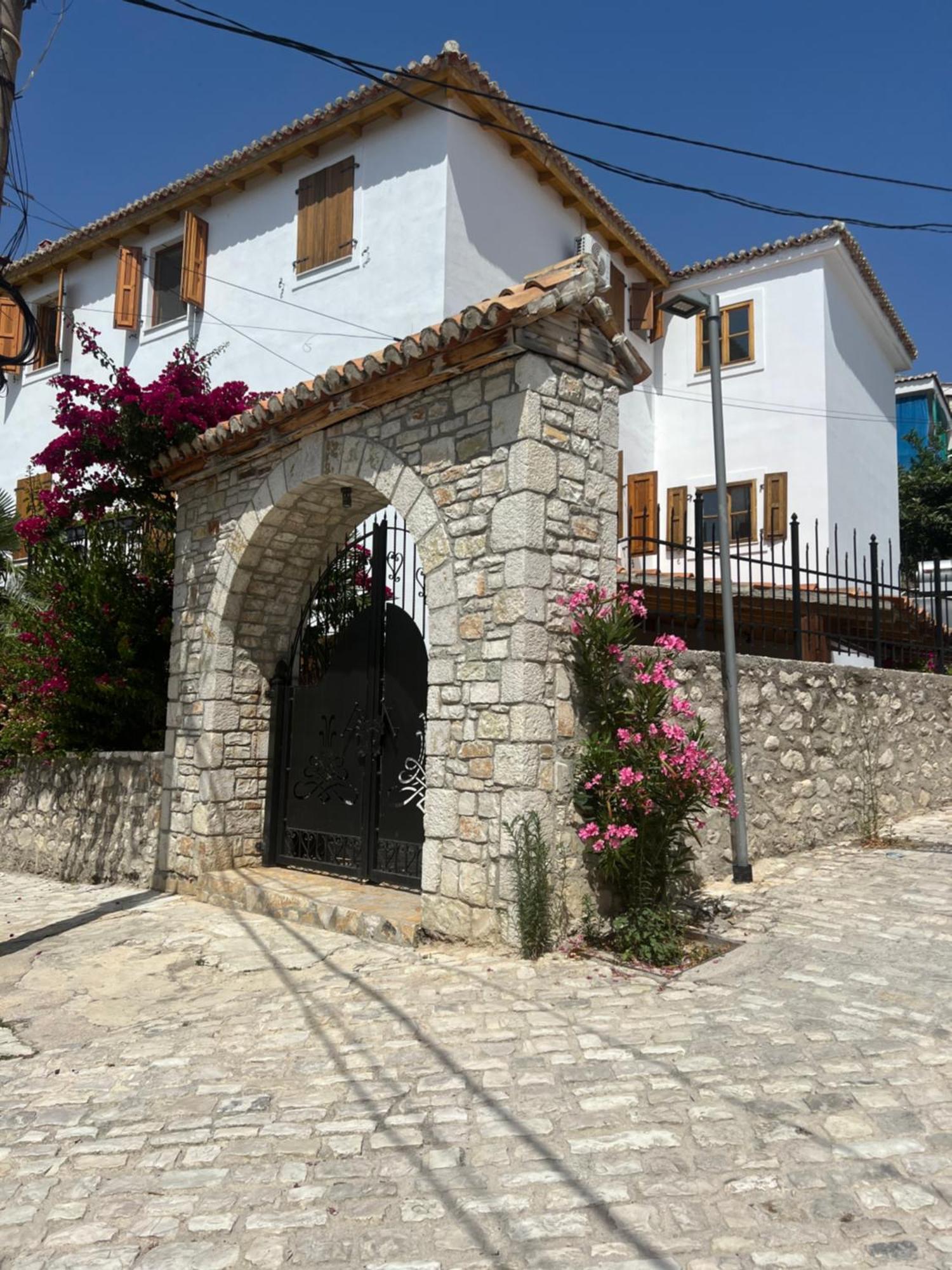 Old Town Hotel Dhërmi Extérieur photo